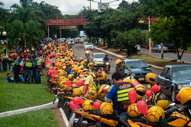 Crise dos outdoors no Paraguai chega aos mototaxistas e pode afetar a Ponte da Amizade